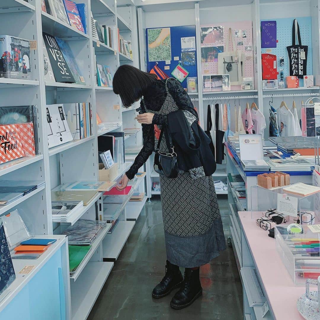 る鹿さんのインスタグラム写真 - (る鹿Instagram)「gallery girl & Book 📚🖼👩🏻 #work」9月4日 1時02分 - luluxinggg