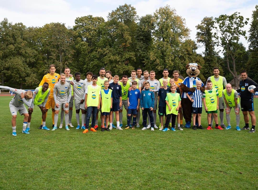 ヘルタ・ベルリンさんのインスタグラム写真 - (ヘルタ・ベルリンInstagram)「Gutes Wetter, gute Laune, tolles KIEZkicker-Training in Spandau! Danke für die Gastfreundschaft! 💙 . . #kiezkicker #kieztraining #spandau #fans #training #work #gutelaune #herthaner #sccteutonia #berlin #hahohe #herthabsc」9月4日 0時55分 - herthabsc