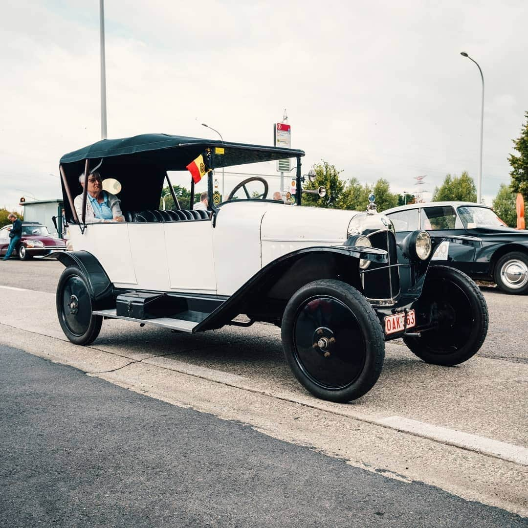 Citroënさんのインスタグラム写真 - (CitroënInstagram)「Some things only get better with time ⏳! . #100YearsOfFans #Citroën100 #AutoWorld #Brussels #ClassicCars #IconicCars #Style #Timeless #OldbutGold #Oldschool」9月4日 0時56分 - citroen