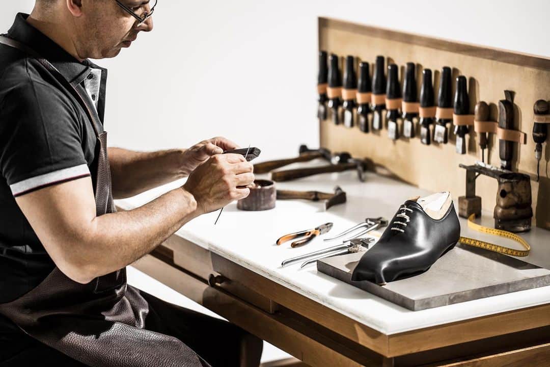 ベルルッティさんのインスタグラム写真 - (ベルルッティInstagram)「- THE #BERLUTI BESPOKE SHOEMAKING -  Once the upper part of the shoe is ready, the leather is sent for “closing”: the various parts of the shoe are stitched together, the lining is inserted, the leather rolled and perforated using a press knife. Fifteen hours later, the upper part of the shoe is ready for lasting #Bespoke」9月4日 1時03分 - berluti