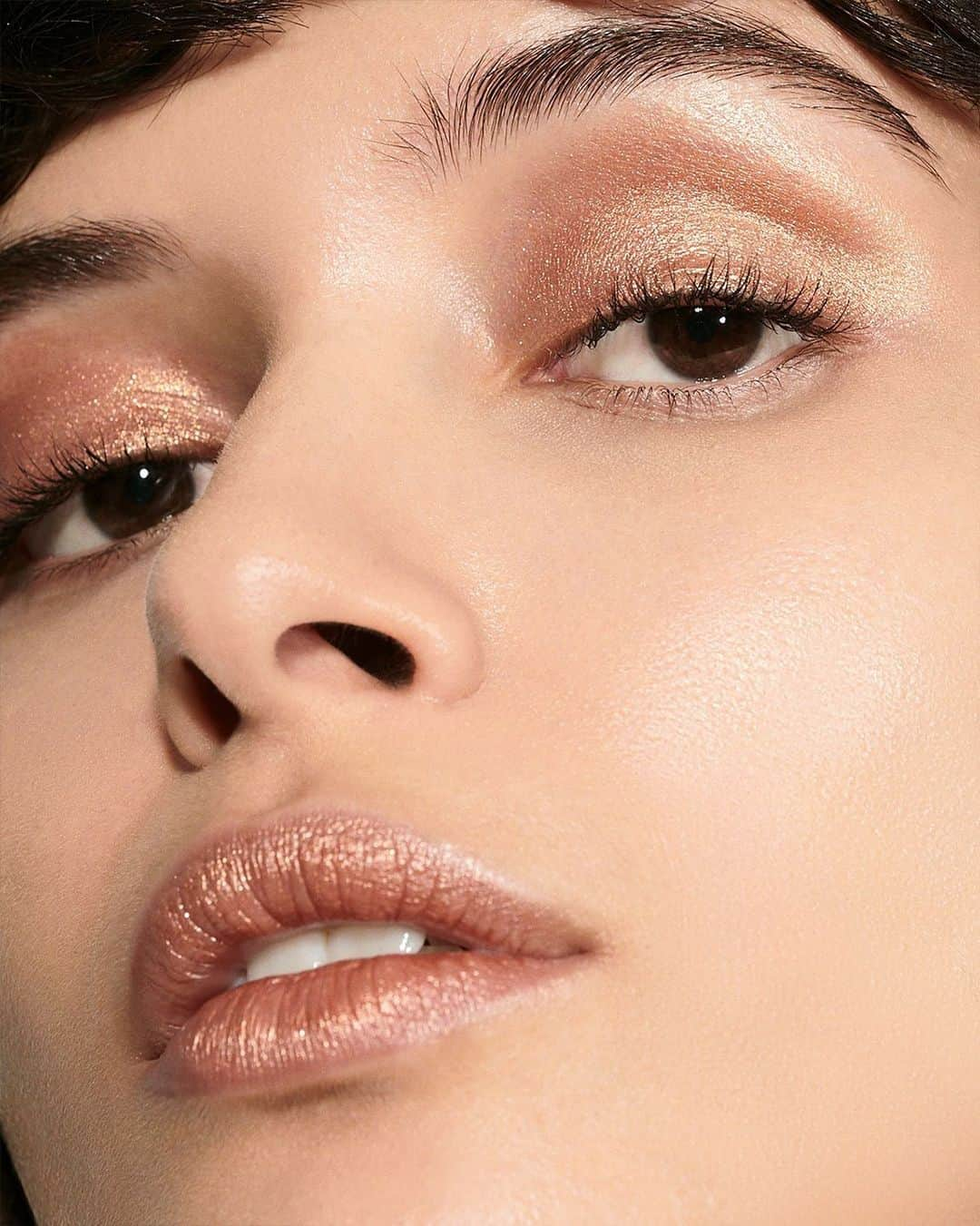 Bloomingdale'sさんのインスタグラム写真 - (Bloomingdale'sInstagram)「Shimmery shades make for the ultimate day-to-date night makeup look ✨ . . . . . . . #MetallicEyeshadow #MetallicLipstick #MakeupAddict #MakeupJunkie #MakeupIdeas #BeautyObsessed #MakeupLook #Bloomingdales」9月4日 0時58分 - bloomingdales