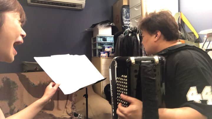 のインスタグラム：「7日の「ミルトン  ライブ」のリハーサル❗️ アコーディオニストの 桑山哲也さんと ２人だけで あの歌も この歌も  ええええーッ❗️ あの歌もぉ❗️ きっと ビックリがいっぱいの ライブになると思います（笑）  #カフェミルトン  #桑山哲也」