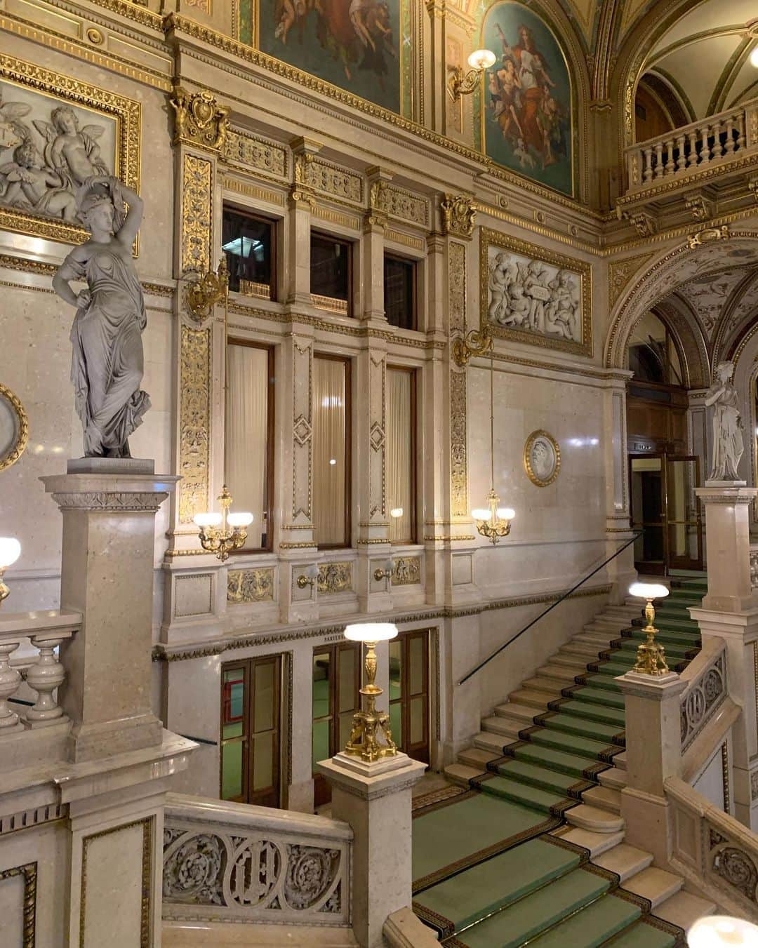 早川茉希さんのインスタグラム写真 - (早川茉希Instagram)「【🎼Vienna🎶音楽の街】  #ウィーン といえば音楽の街🎷  印象的だったのが、#シェーンブルン宮殿 で 夜に参加したモーツァルトコンサート❣️🎼 ・ かつて社交場となっていた大広間での コンサートだなんて贅沢な時間✨ 天井画も素敵でした🥺  #モーツァルト像 (pic5)や 今は博物館になっている#モーツァルトの家 (pic6) も訪れました😊  pic7〜10は、有名な#オペラ座 ✨ 日本語の内部見学ツアーに参加したら、 ちょうど舞台には日本の青年オーケストラが👀🇯🇵 ・ オペラ座の公演も観たかったものの、 今はオフシーズンだそうで残念🙍‍♀️ でも、宮殿コンサートが 特別な思い出になりました😌💖 ・ #vienna #austria #🇦🇹 #オーストリア旅行 #ウィーン旅行 #音楽の街 #モーツァルトの街 #彼は子どもの頃から天才だったらしい #そしてギャンブル好きだったらしい #タビジョ #旅行好きな人と繋がりたい #makiヨーロッパ旅行2019」9月4日 1時05分 - maki_hayakawa