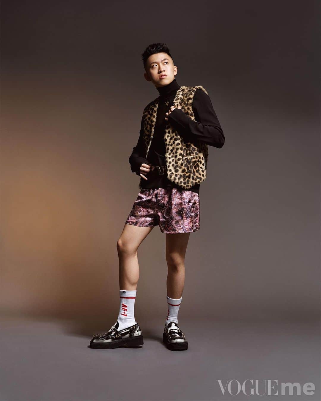 アレキサンダー・ワンのインスタグラム：「Rich. @BrianImanuel wears the #Collection2 printed nylon shorts, embroidered flip girl turtleneck, and W gold emboss belt in the October 2019 issue of @vogueme. - Styled by @austinconowang」