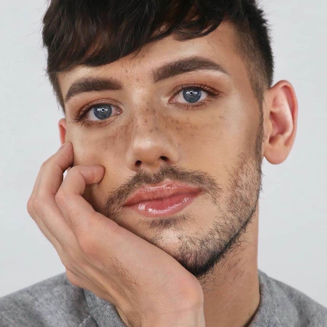 e.l.f.さんのインスタグラム写真 - (e.l.f.Instagram)「@jhollandmu achieves a natural look with his glossy lips and glowy skin! 🤩He uses the #PorelessPuttyPrimer underneath his foundation to protect and lock in his skin's moisture. ✨#elfingamazing #elfcosmetics #crueltyfree #vegan」9月4日 1時09分 - elfcosmetics
