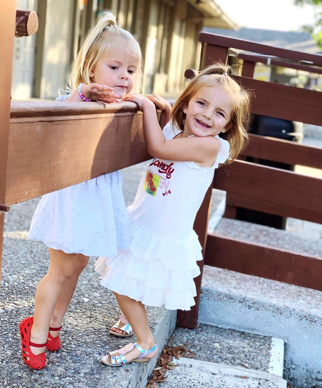 ジェシカ・シーバさんのインスタグラム写真 - (ジェシカ・シーバInstagram)「Evangeline is five! She put her shoes on the right feet this morning... I could cry. Yes, I think I will. ❤️🙏🏼🥰😭😭😭」9月4日 1時09分 - mommasgonecity