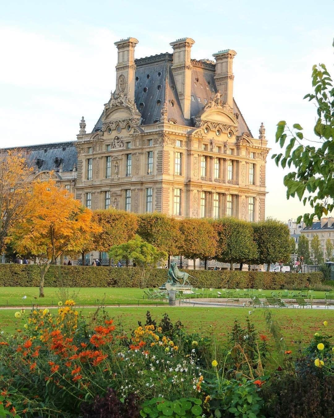 Travel + Leisureさんのインスタグラム写真 - (Travel + LeisureInstagram)「This gorgeous French formal garden has plenty to keep you amused, counting a pond and fountain, statues, cafés, a fun fair, playgrounds and trampolines for the kids, and also wonderful museums — L’Orangerie and the Jeu de Paume. Get our guide to the best parks in Paris at the link in bio! #tlpicks courtesy of @mygreatescapes」9月4日 1時15分 - travelandleisure