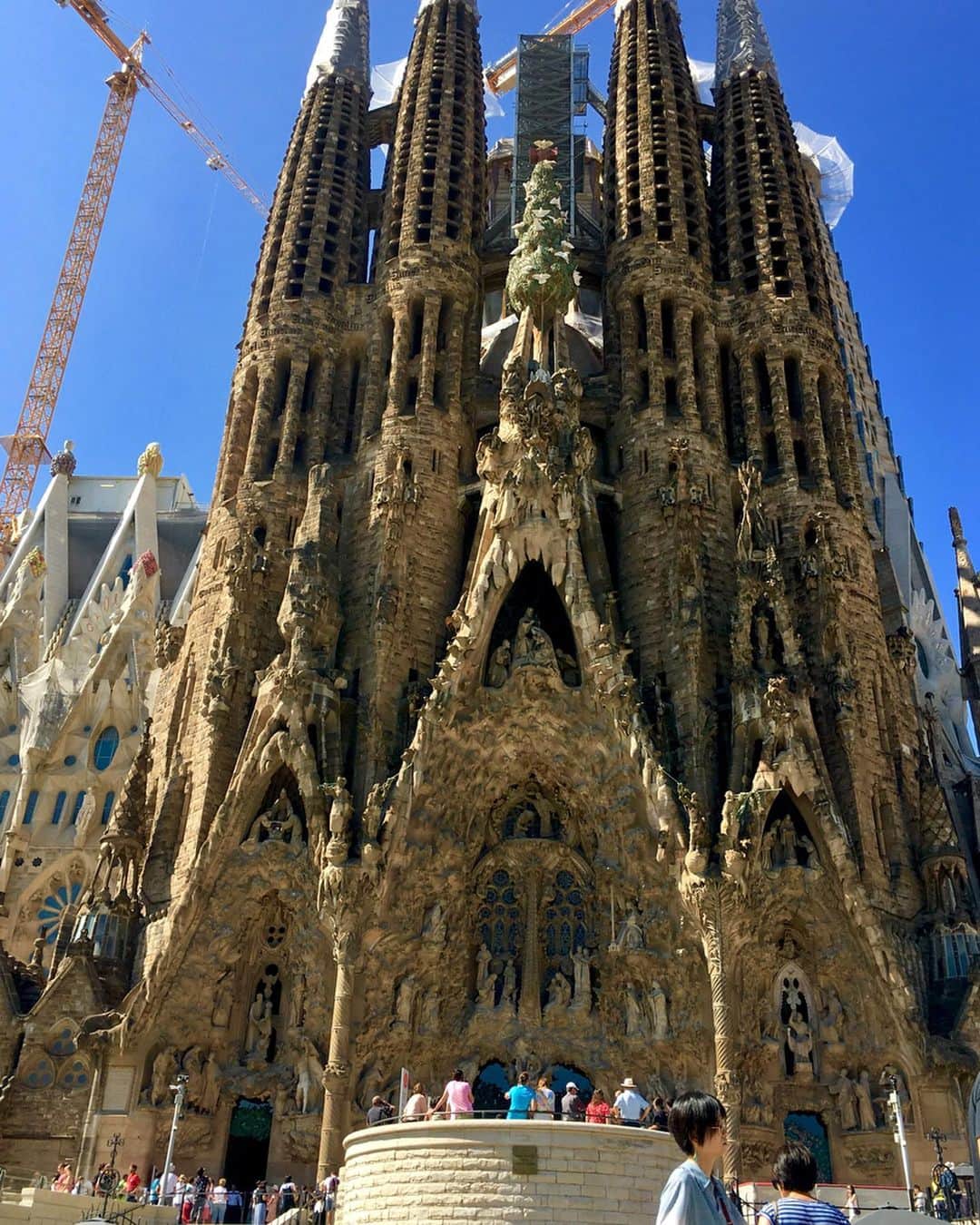 のインスタグラム：「肉眼で見たい建物 来て良かったと思えるデカさ 正面の4塔は100年前 後ろにも新品の4塔が出来上がっていた 内部はどういう了見なんだという柱 至る所にある顔とポリゴンみたいな人々 怪奇 良いもの見れました」
