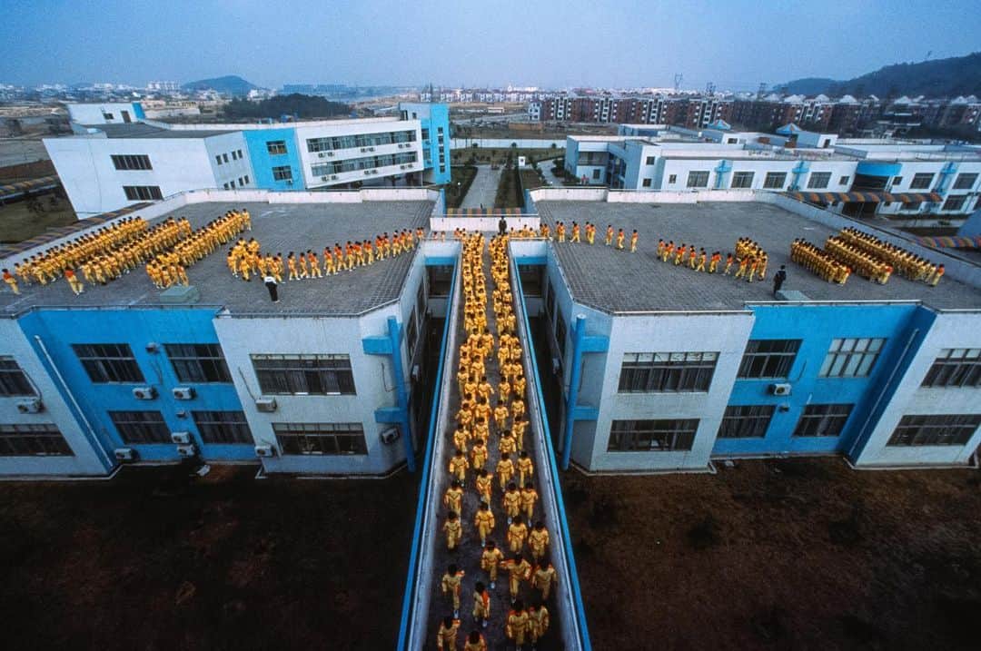 Michael Yamashitaさんのインスタグラム写真 - (Michael YamashitaInstagram)「Back to school: 1) Kindergarteners arise for their first day at Guangdong Country Garden School, a private boarding school. 2) Morning assembly on the roof of the campus in Shunde District, Foshan City, China,  #Guangdong #boardingschool #newschoolyear #elementaryschool」9月4日 1時43分 - yamashitaphoto