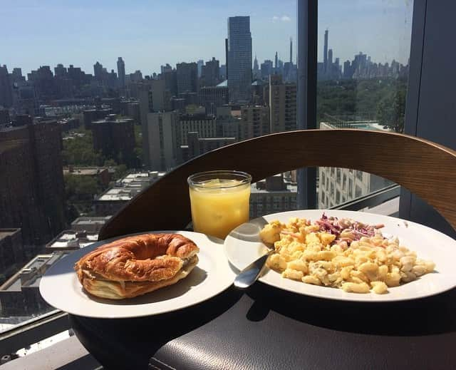 ラリー・ギリアード・Jrさんのインスタグラム写真 - (ラリー・ギリアード・JrInstagram)「Yummy brunch por uno on the terrace! Bon Appetit to me! 😋 #nyc #centralpark #myny #bbqleftovers #2019」9月4日 1時45分 - thereallgjr