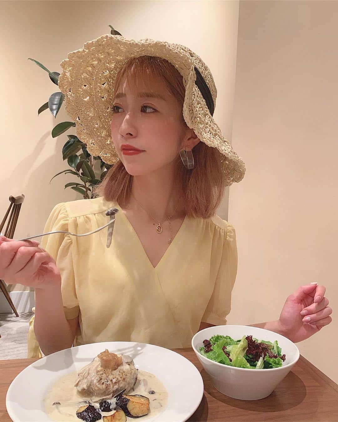 のインスタグラム：「🍽⠀ ⠀ 最近夏だったし飲む機会が多くて むくみがなかなか取れません(´⊙ω⊙`)🍸 なので @sbeautyclinic でお肌のケアしてきて フェイスラインすっきりした💗 日焼けしたしそのケアもしなきゃな🌴 女の子って大変だけど、楽しい😽💗⠀ ⠀ ⠀ きのこがシュール🍄⠀ ⠀ #エスビューティークリニック#医療痩身#アンチエイジング#レーザートーニング#코디룩#코디그램#소통#소통해요 #코디네이트#코디#코디스타그램#베이지#베이지코디#데일리코디」