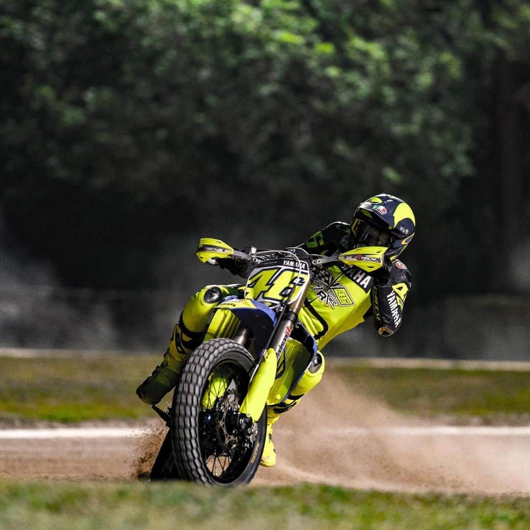 バレンティーノ・ロッシさんのインスタグラム写真 - (バレンティーノ・ロッシInstagram)「Training at the MotoRanch with the @vr46ridersacademyofficial 📸 @camilss」9月4日 2時04分 - valeyellow46