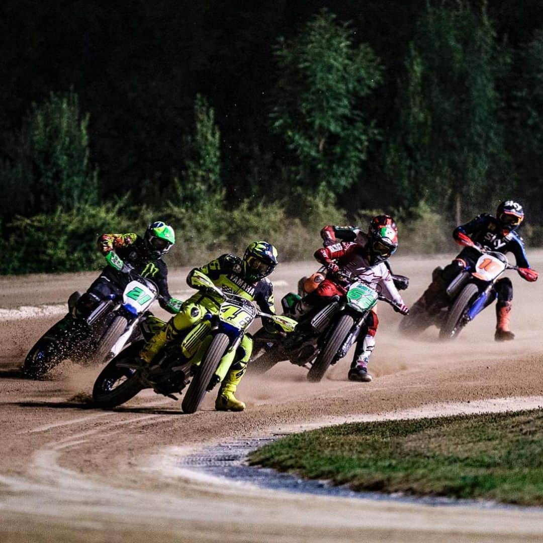 バレンティーノ・ロッシのインスタグラム：「Training at the MotoRanch with the @vr46ridersacademyofficial 📸 @camilss」