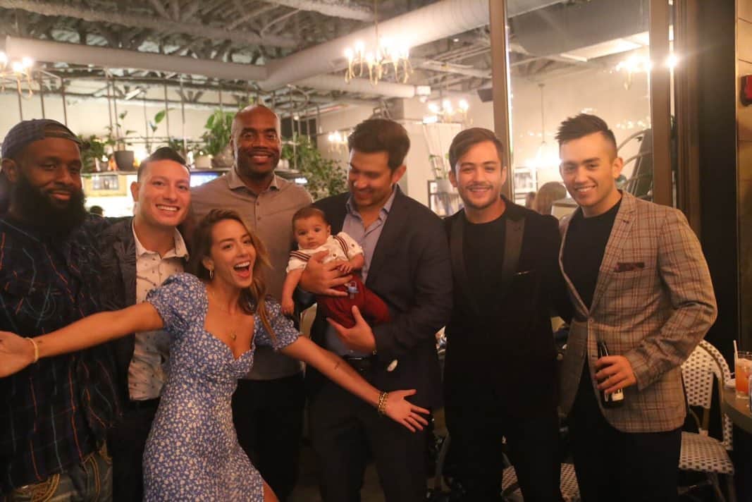のインスタグラム：「These are my brothers. They infuriate me, they teach me, they make me laugh, they make me cry, they protect me and I protect them. Each one of these men (and baby) helped raise me into the woman I am today. They are the most interesting part about me...Little pieces of my heart, running around outside of my body. We are all VERY different, and we don’t make sense to a lot of people, but that’s what makes us incredible. We are family and I love them, they are my home. These photos are 8ish years apart. It was the last time we were all together. Also, yes, we have another little guy...cause why not?... Anywayyyyy, that’s us.」