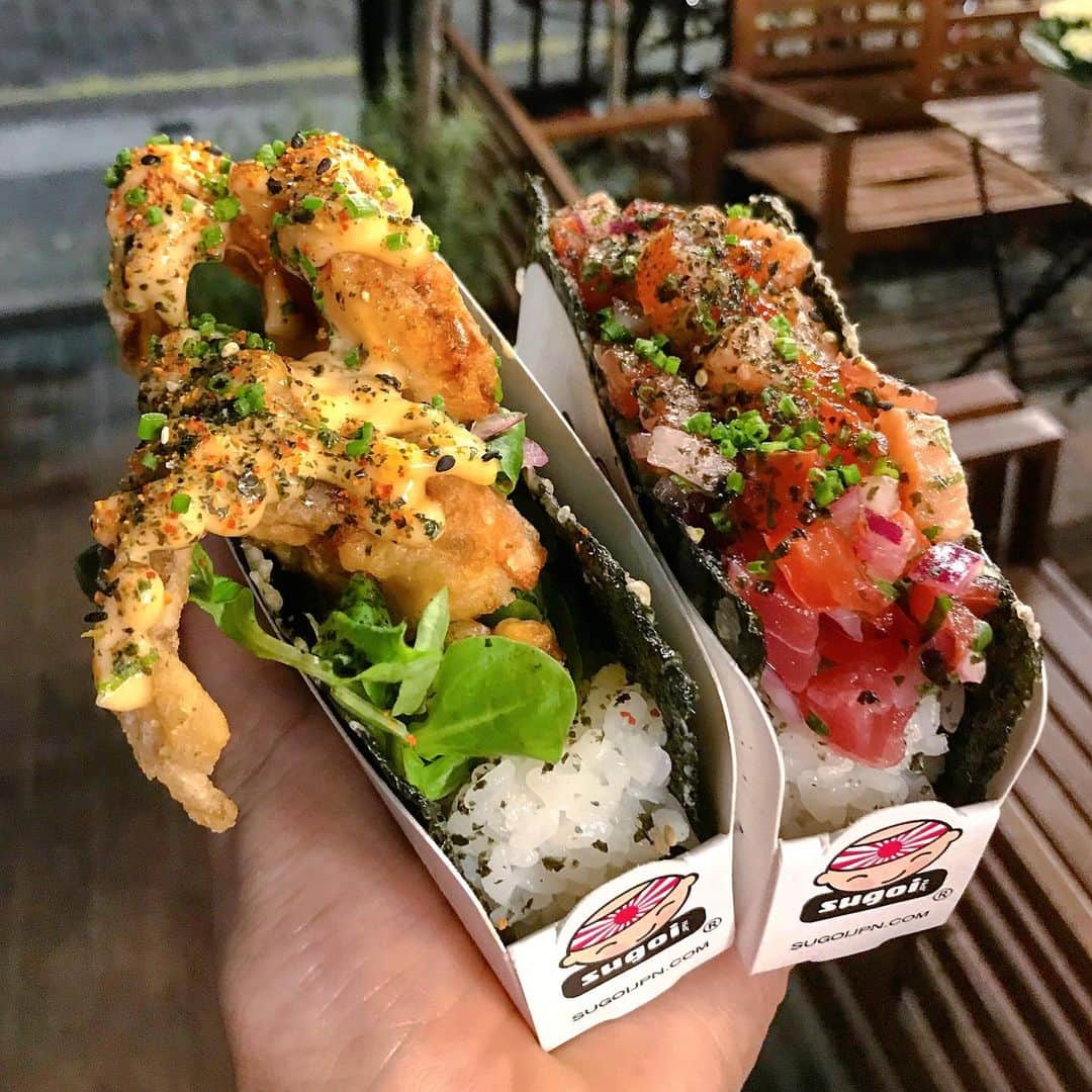 Eat With Steph & Coのインスタグラム：「NORI TACOS?! Hell yeaaaa 🤤 Crunchy tempura seaweed shell stuffed with chewy sushi rice, topped with a selection of mouthwatering fillings. . You’re looking at Senior Crab with soft shell crab and Chingon with sashimi-style chunks of tuna and salmon. Uhhh, gimme all of them?! Y-U-M 💯 . 📷 @vernahungrybanana 🍌 #invite #streetfood #snack #sushi #sashimi #softshellcrab #fusion #japanese #delicious #recommended #londoneats #timeoutlondon」