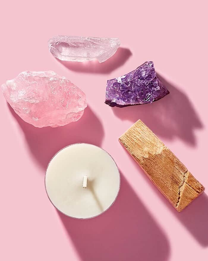 KORA Organicsさんのインスタグラム写真 - (KORA OrganicsInstagram)「@mirandakerr looks to her Energy Clearing Kit for relaxation and wellness. 💖 Featuring Palo Santo, rose quartz, clear quartz, amethyst and a calming candle, the Energy ✨ Clearing Kit will help you cleanse and reset. Visit our link in bio for more. 🦋 #MirandaLoves #KORAOrganics #MindBodySkin」9月4日 2時11分 - koraorganics