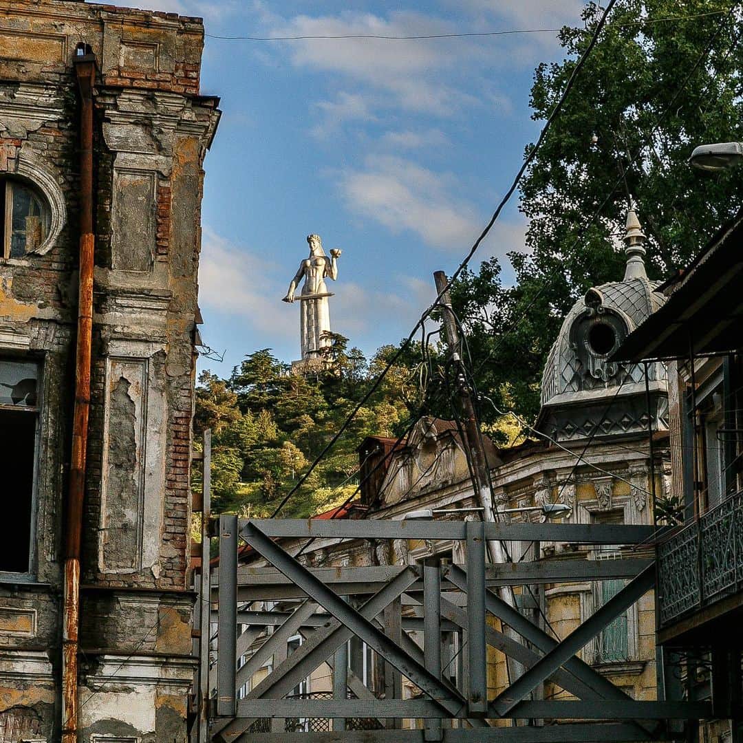 ジュリアナ・デヴァーさんのインスタグラム写真 - (ジュリアナ・デヴァーInstagram)「Have you visited Tbilisi? Have you HEARD of Tbilisi?  I love the capitol city of Georgia🇬🇪. It’s an eclectic mix of modern, ancient, romantic, crumbling, art nouveau, Middle Eastern, and European.  Come get to know the city with me next May! I’ll take you on some city walks (like all the awesome guests from this year‘s tour in pic #4) designed specifically by locals. You’ll get to see the nooks, the crannies, maybe even an underground speakeasy and definitely an above ground ride to the top of the city.  if you haven’t already signed up for my private email list go to the link in the bio right now and do it. They’re only 12 spots available and it goes on sale exclusively to the adventurers on that list THIS Friday, September 6th.  I’m also doing a Facebook live today at 11 AM Pacific time so join me if you have any questions about Georgia🇬🇪, the tour, or travel in general. My Facebook handle is @ cleverdeverwherever.  What’s your favorite city besides your own??」9月4日 2時19分 - cleverdeverwherever