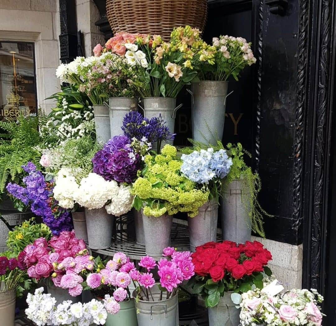 リバティオブロンドンさんのインスタグラム写真 - (リバティオブロンドンInstagram)「🌹Summer floral mix from @WildatHeartHQ! Thanks for @brokepartygirl for capturing this shot. Tag your pics with #LibertyLondon for your chance to be featured on our feed.」9月4日 2時30分 - libertylondon