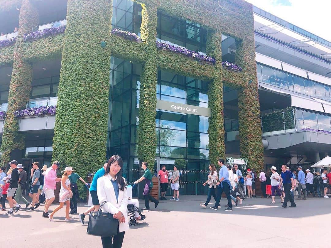 高木由麻奈さんのインスタグラム写真 - (高木由麻奈Instagram)「I went to see Wimbledon tennis two months ago. ウィンブルドンテニスを観に行った時の写真と動画🎾 ✨初テニス観戦✨  小さい頃から休みの日は、 家族でテニスをしてたから、 playするのも観るのも好き☺️ Londonでもテニスコートを借りて休日にテニスしてるよ☺︎ #ウィンブルドン #wimbledon #扎心了」9月4日 2時22分 - yumana.t