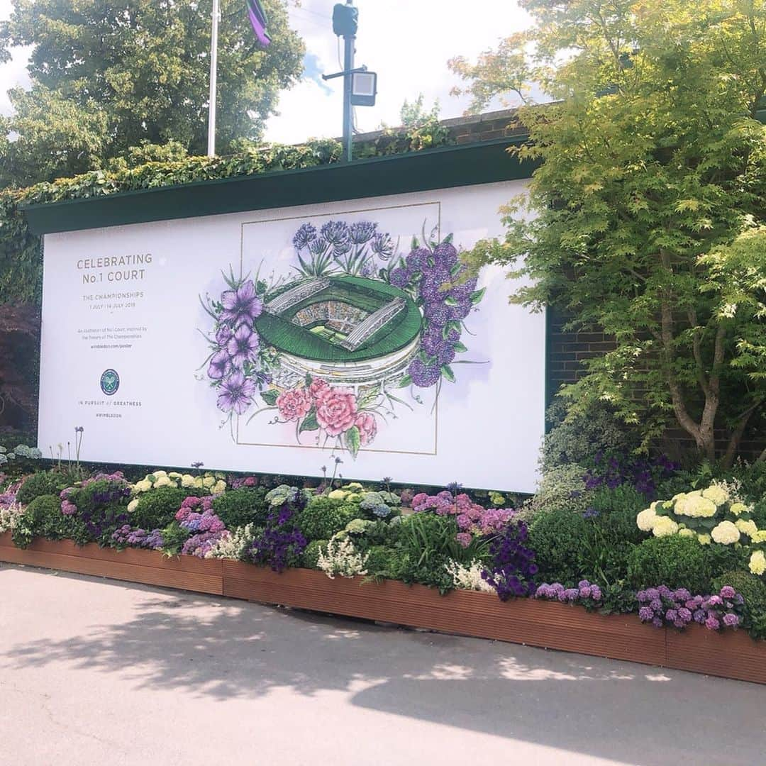 高木由麻奈さんのインスタグラム写真 - (高木由麻奈Instagram)「I went to see Wimbledon tennis two months ago. ウィンブルドンテニスを観に行った時の写真と動画🎾 ✨初テニス観戦✨  小さい頃から休みの日は、 家族でテニスをしてたから、 playするのも観るのも好き☺️ Londonでもテニスコートを借りて休日にテニスしてるよ☺︎ #ウィンブルドン #wimbledon #扎心了」9月4日 2時22分 - yumana.t