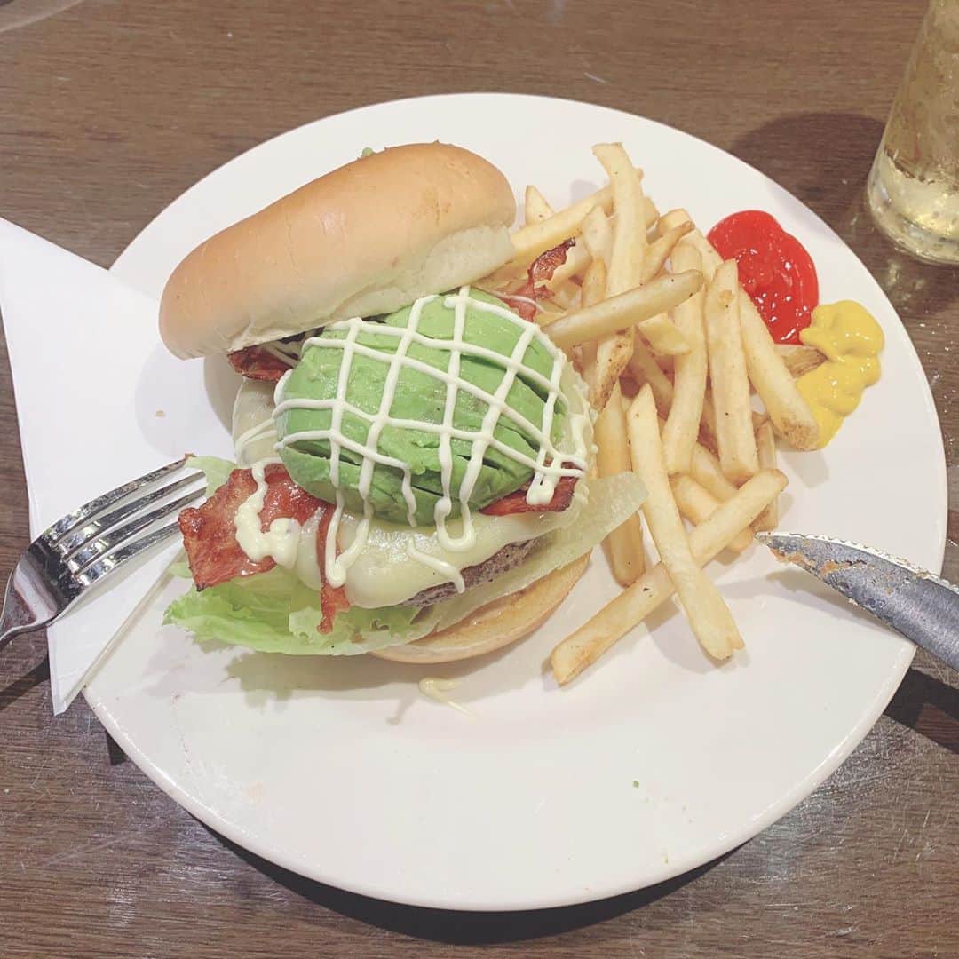 鏑木梨奈のインスタグラム：「. . 🍔🍟💭 . たまには♡ .」