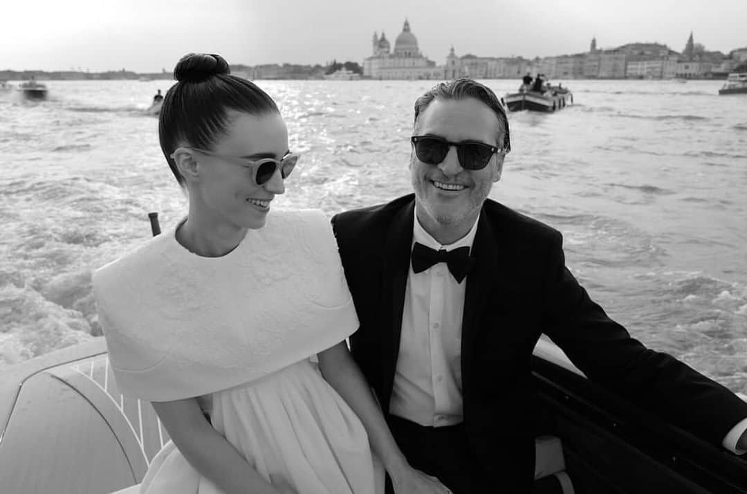 ジーエルシーオーさんのインスタグラム写真 - (ジーエルシーオーInstagram)「Spotted at the 2019 Venice Film Festival: Rooney Mara in classic GLCO x Clare V., and Joaquin Phoenix in our new Ace sunglasses dropping Sept 16. 📸: @gregwilliamsphotography @vanityfair @shopclarev」9月4日 2時33分 - garrettleight