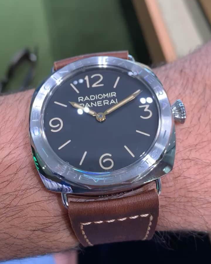 パネライのインスタグラム：「How do you feel about the octagonal bezel on the #Panerai #PAM685?  The pencil hands are a win for sure. #paneraicentral」