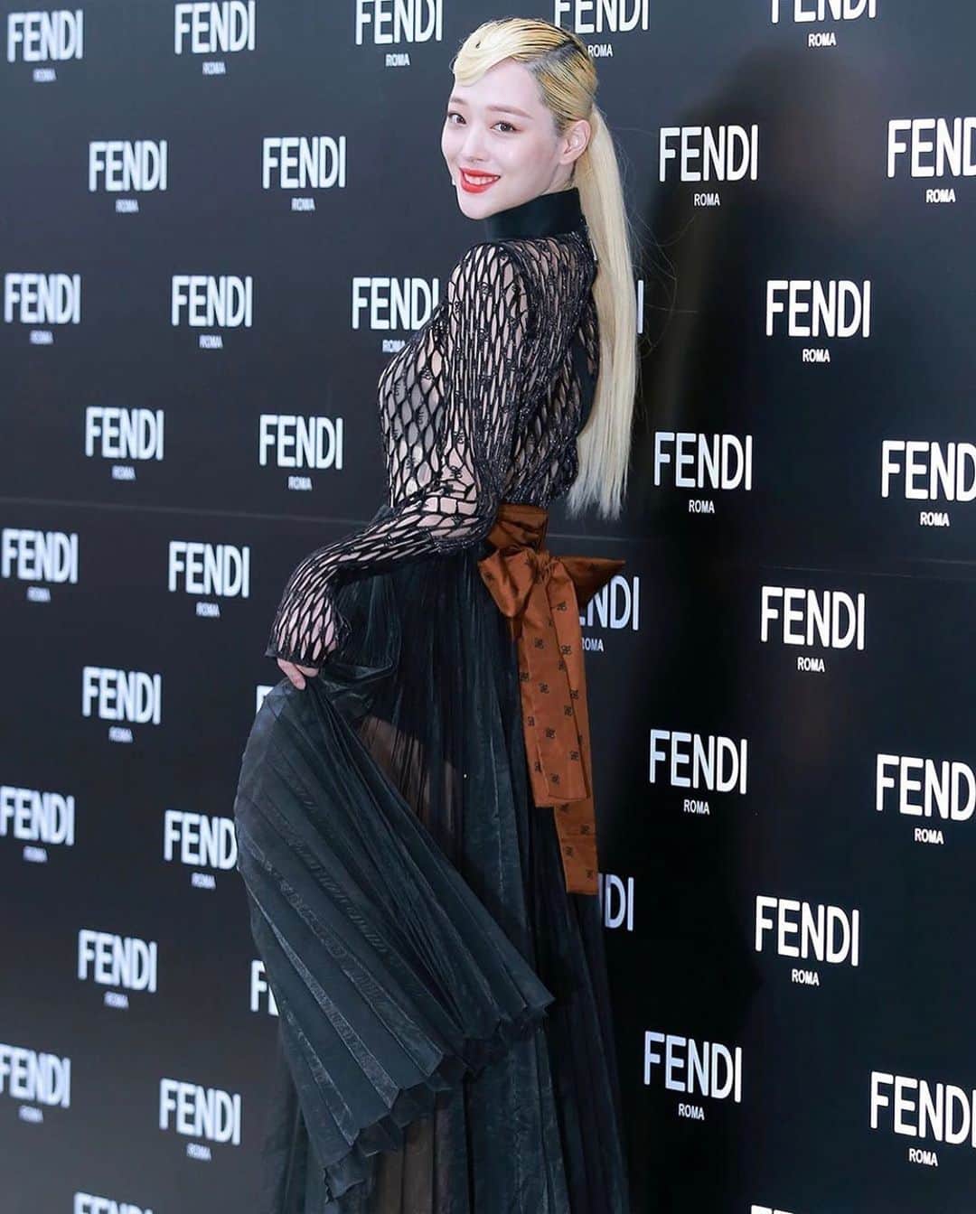 ソルリのインスタグラム：「@fendi ❤️」