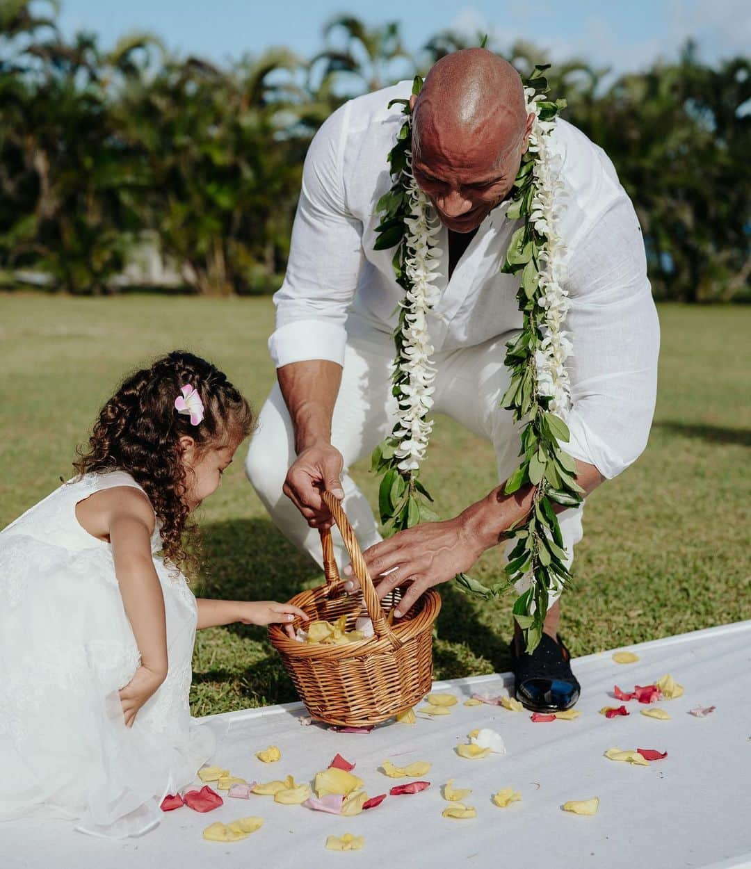 ドウェイン・ジョンソンさんのインスタグラム写真 - (ドウェイン・ジョンソンInstagram)「In her excitement & joy of being flower girl, Jazzy took a spill while walking down the aisle and all the petals🌹fell outta the basket.  She didn’t cry, and without hesitation she started picking them up and putting them back in the basket.  This moment was a cool & critical (and beautiful) microcosm for a much bigger thing in her life - you will stumble and fall.  We all do.  But be accountable, get back up, dust yourself off, laugh and keep on going down the road.  Proud of my lil’ girl’s instincts.  And after I helped her here get back on her feet, 30min later I gave the biggest, sugariest piece of wedding cake - cos that’s what loving and responsible fathers do ❤️ Turn our children into sugar tornadoes.  #westumble #getbackup #wekeeponkeepingon  #weeatcake #weddingday」9月4日 2時55分 - therock