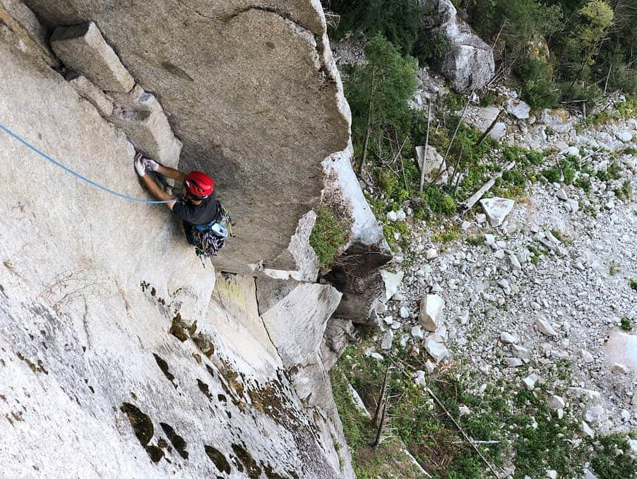 植田夢月さんのインスタグラム写真 - (植田夢月Instagram)「#長文すみません﻿ 9/2 Alaska Highway / 5.11c(d), 5P  Team Onsight﻿ ﻿ 足の怪我は徐々に良くなった。﻿ 帰国2日前にして、フットジャムをしても問題ないことが分かった。そうとなれば、やはりマルチピッチルートに挑戦したい。﻿ ﻿ いくつかの選択肢で迷った末、最終日はAlaska Highwayに挑戦することにした。﻿ 一番の理由は、スコーミッシュに住む友人Daveの大好きなルートで、昨年から何度も勧められていたから。﻿ できれば、その上部壁のThe Callingにつなげたいが、着実に各ピッチを完登することを優先しよう、と話した。﻿ ﻿ 1P目 5.10c(d) 私リード OS﻿ 序盤のハードな木登りと、途中のシンクラックにひやっとしたが、無事オンサイト。﻿ ﻿ 2P目 5.11c(d) 夫リード OS﻿ ルート全体の核心ピッチ。ものすごい傾斜のグルーブ(凹角)。全身を使って、なんとか傾斜を殺しながら登る。全身パンプするが、クリエイティブで、とても面白かった。﻿ 終了点直下では、たるいホールドと、上手くきまらないジャミングに前腕をやられる。素晴らしいピッチ。﻿ ﻿ 3P目 5.11a 私リード OS﻿ やや傾斜を感じるレイバックから始まり、コーナークラックを進む。﻿ ハングしたクラックを抜けるセクションで前腕の張りがMAXに。アドリブの足技で必死のレスト。ギリギリ切り抜けることができた。﻿ このピッチも、最初から最後までキレイに縦にクラックが続く、素晴らしいピッチ。﻿ ﻿ 4P目 5.10c 夫リード OS﻿ フィンガーレイバックから始まり、ワイドクラックへ。意外と壁が立っているので、緊張感がある。﻿ ﻿ 5P目 5.11a 私リード OS﻿ 薄い縦フレークが連なるスラブで始まり、その後水平クラックをトラバース。 下からはそこまで悪そうに見えない、このトラバースが、私にとっての核心だった。  リップの持ち感はたるい。ジャミングもきめづらい。トラバース先に顕著なフットホールドは見当たらない。スメアするしかない。﻿ さらに悪いことに、私の前腕はかなり張ってる。左足のフューチュラは、3P目でつま先に穴が空いた。もしもトラバース先で落ちたら、振られて壁にぶつかるだろう。  自信がどんどん無くなっていって、どうしたらいいか迷うこと約15分。幹也くんが、「勇気を出して、行くしかないよ」と声をかけてくれた。﻿ 意を決して進んだ。手も足もスリップせずに、岩に吸い付いていてくれた。﻿ ﻿ ﻿ チームオンサイトだ！﻿ なんていう旅の締めくくりだろう。﻿ 5.11台メインのマルチピッチをチームオンサイトできたのは初めてだ。﻿ ﻿ 私にとっての5.11aも、幹也くんにとっての5.11c(d)も、当たり前にオンサイトできるグレードではない。2人が、自分とのギリギリの戦いに勝利した結果のチームオンサイト。何よりもそれが嬉しかった。﻿ ﻿ 相変わらず、私の登るスピードは遅いし、本当は5.11台前半は落ちませんってくらいの実力が欲しいし。登りの改善点はたくさんあるんだけど。﻿ でも、下手くそなりに頑張って、あきらめなくてよかった。﻿ こんなに嬉しい気持ちになったのは久しぶりだ。﻿ クライミングしててよかった。﻿ ﻿ 1枚目: 最終ピッチ終了点のレッジにて﻿ 2枚目: 3P目の終了点から撮影﻿ 3枚目: 懸垂下降中にパシャ。遠くにガリバルディ山」9月4日 2時58分 - dream_moco