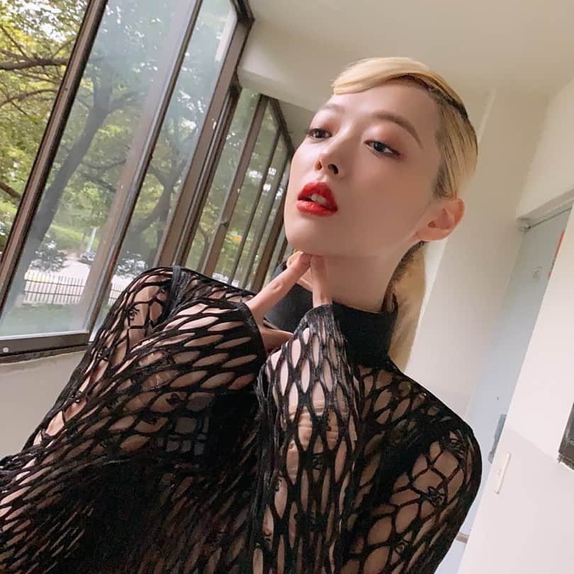 ソルリのインスタグラム：「🍀🌦가을? 겨울안돼..」