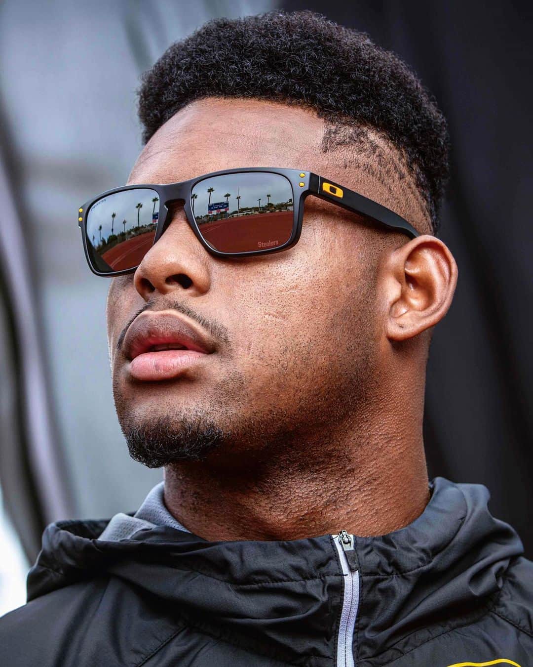 OAKLEYのインスタグラム：「Get your game face on. The Oakley @NFL Collection. Available for all 32 teams. #OakleyPrizm」