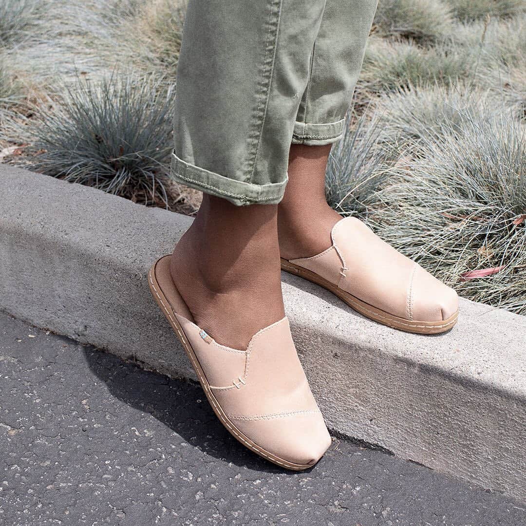 トムズシューズのインスタグラム：「The first person who pops up when you type @ owes you a new pair of TOMS. Tag a friend 👇」
