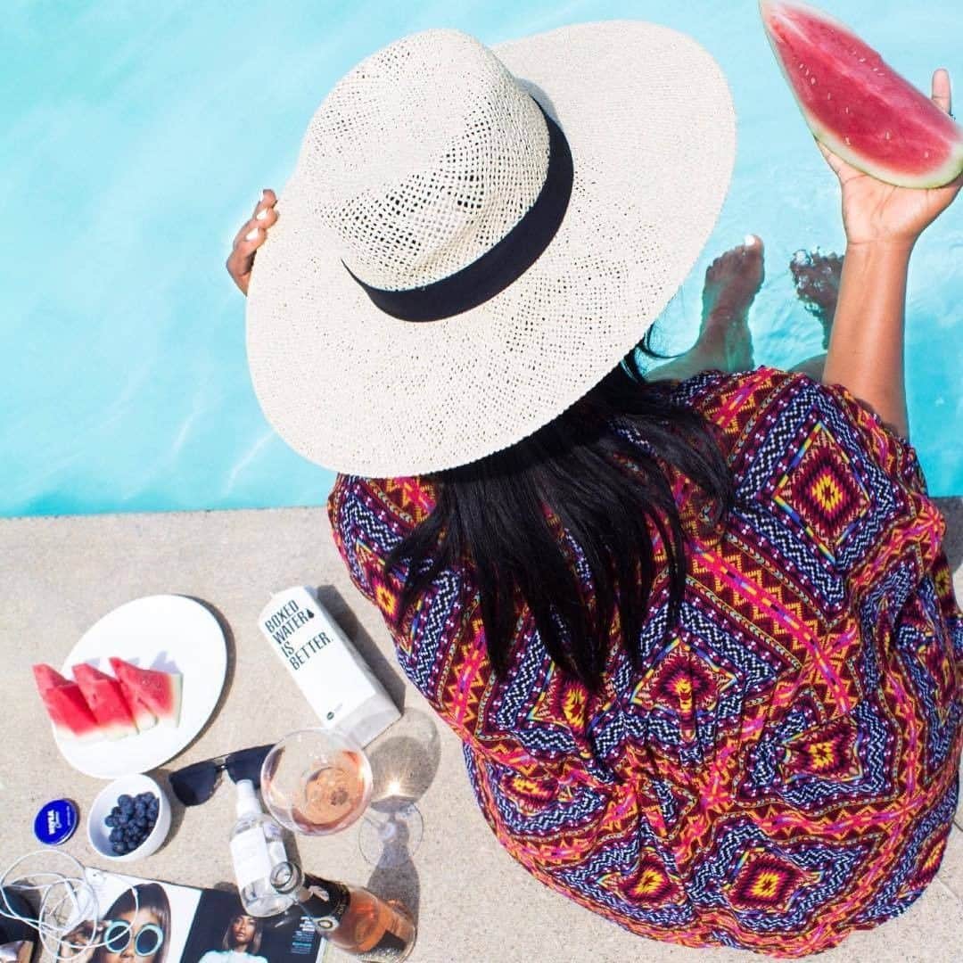 のインスタグラム：「Who doesn’t love a summer-y, poolside treat? 🍉 Just remember to buy your fruits whole and prepare at home -- skip the plastic and save some green. 📷: @Lemielstyle  #BoxedWater #BoxedWaterIsBetter #NoPlasticPledge #BetterPlanet #Sustainability #ConsciousConsumerism #Summertime #Poolside #Treats」