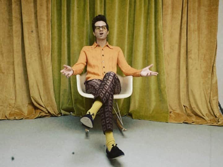 メイヤー・ホーソーンのインスタグラム：「Hawthorne Radio 48 is live and I debuted another NEW SONG called “The Great Divide” that drops next week 9/9. Tune in, turn on, drop out! 📻 link in biosphere」