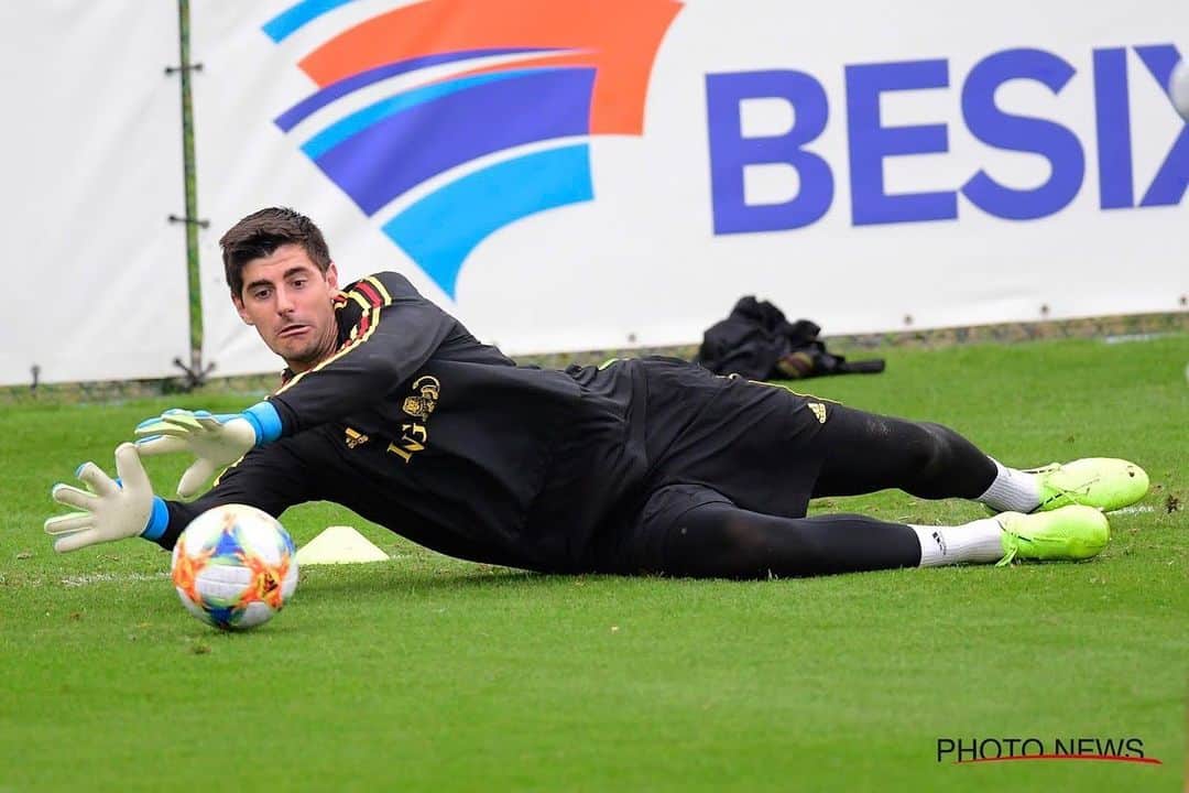 ティボ・クルトゥワのインスタグラム：「Reunited with the @belreddevils, preparing for our #EURO2020 qualifiers. 👐🏼⚽#COMEONBELGIUM」