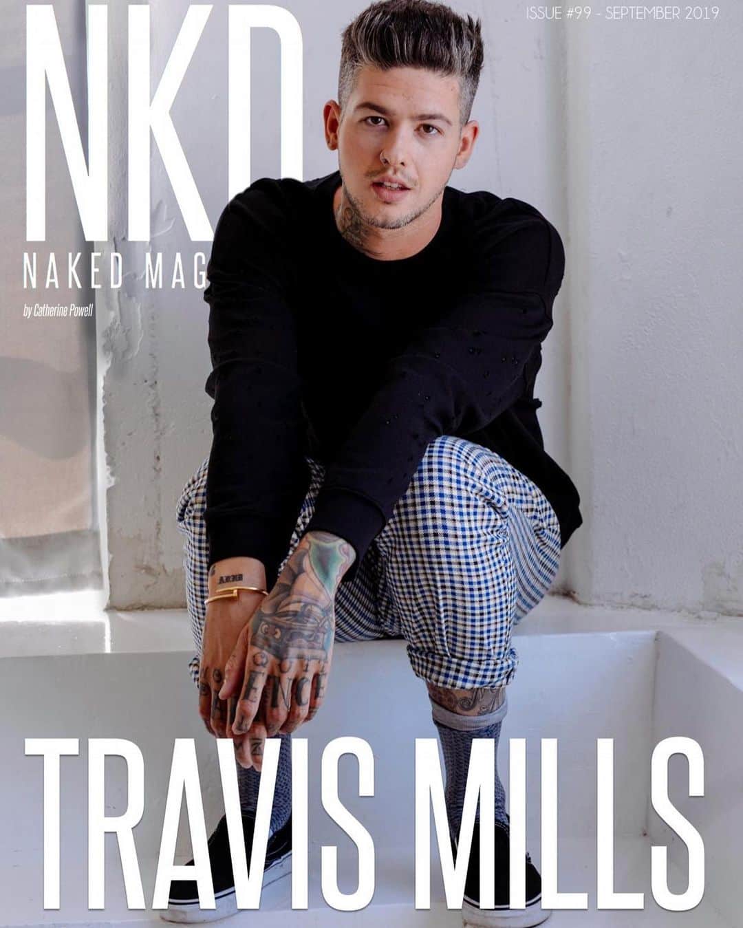 T・ミルズのインスタグラム：「disappointed i had to wear clothes for this cover of naked mag」