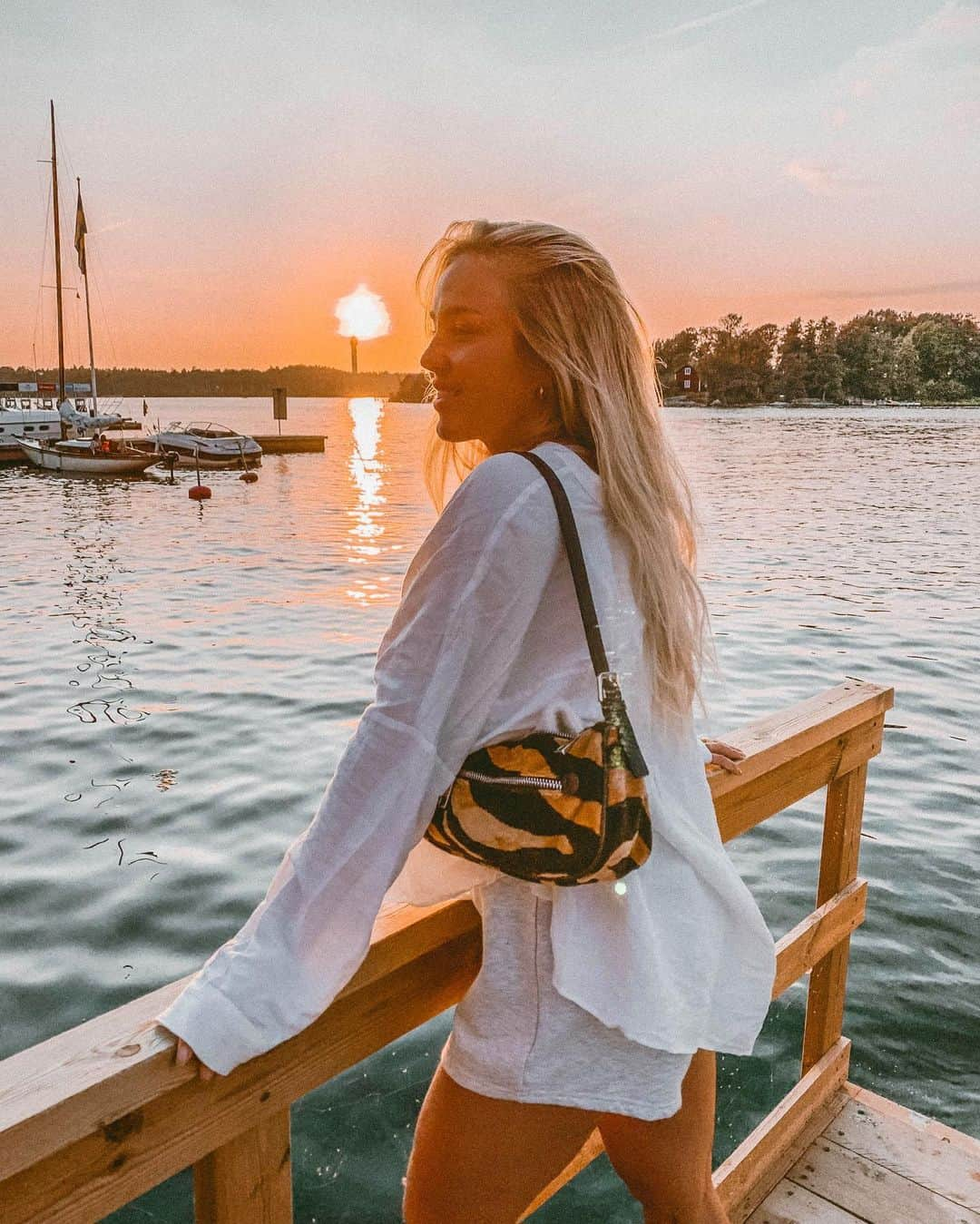 アンジェリカ・ブリックさんのインスタグラム写真 - (アンジェリカ・ブリックInstagram)「Last summer days 🧡 it’s been such a magical summer this year. This year we decided to stay in Sweden for most of the time and just exploring it and I’m so happy we did that! These photos are from last week when me and André decided to go to Fjäderholmarna and we couldn’t have asked for a better night - I mean, look at the second picture!! What a sunset! Finished of this evening with dinner by the sea. 🧡」9月4日 3時24分 - angelicablick