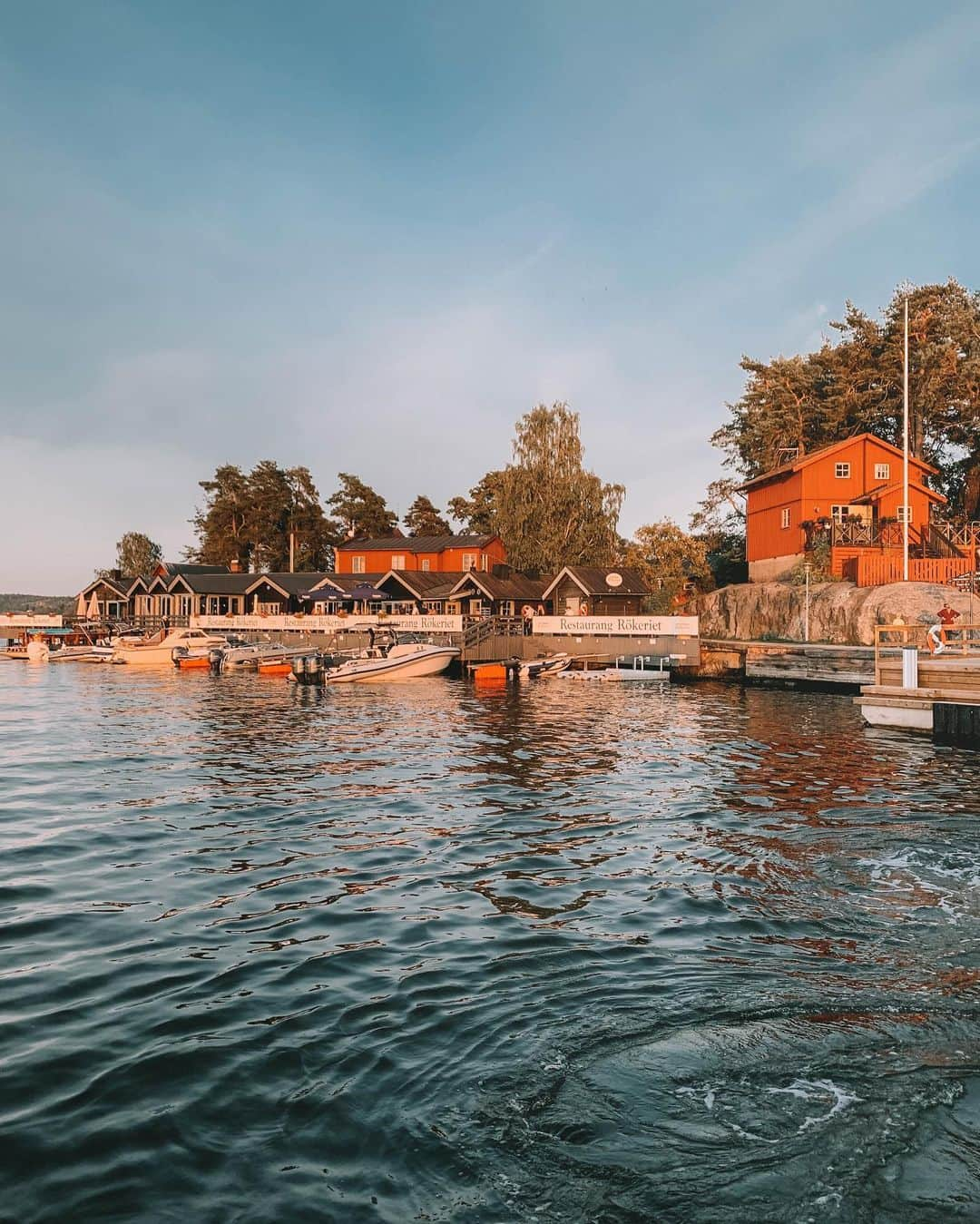 アンジェリカ・ブリックさんのインスタグラム写真 - (アンジェリカ・ブリックInstagram)「Last summer days 🧡 it’s been such a magical summer this year. This year we decided to stay in Sweden for most of the time and just exploring it and I’m so happy we did that! These photos are from last week when me and André decided to go to Fjäderholmarna and we couldn’t have asked for a better night - I mean, look at the second picture!! What a sunset! Finished of this evening with dinner by the sea. 🧡」9月4日 3時24分 - angelicablick