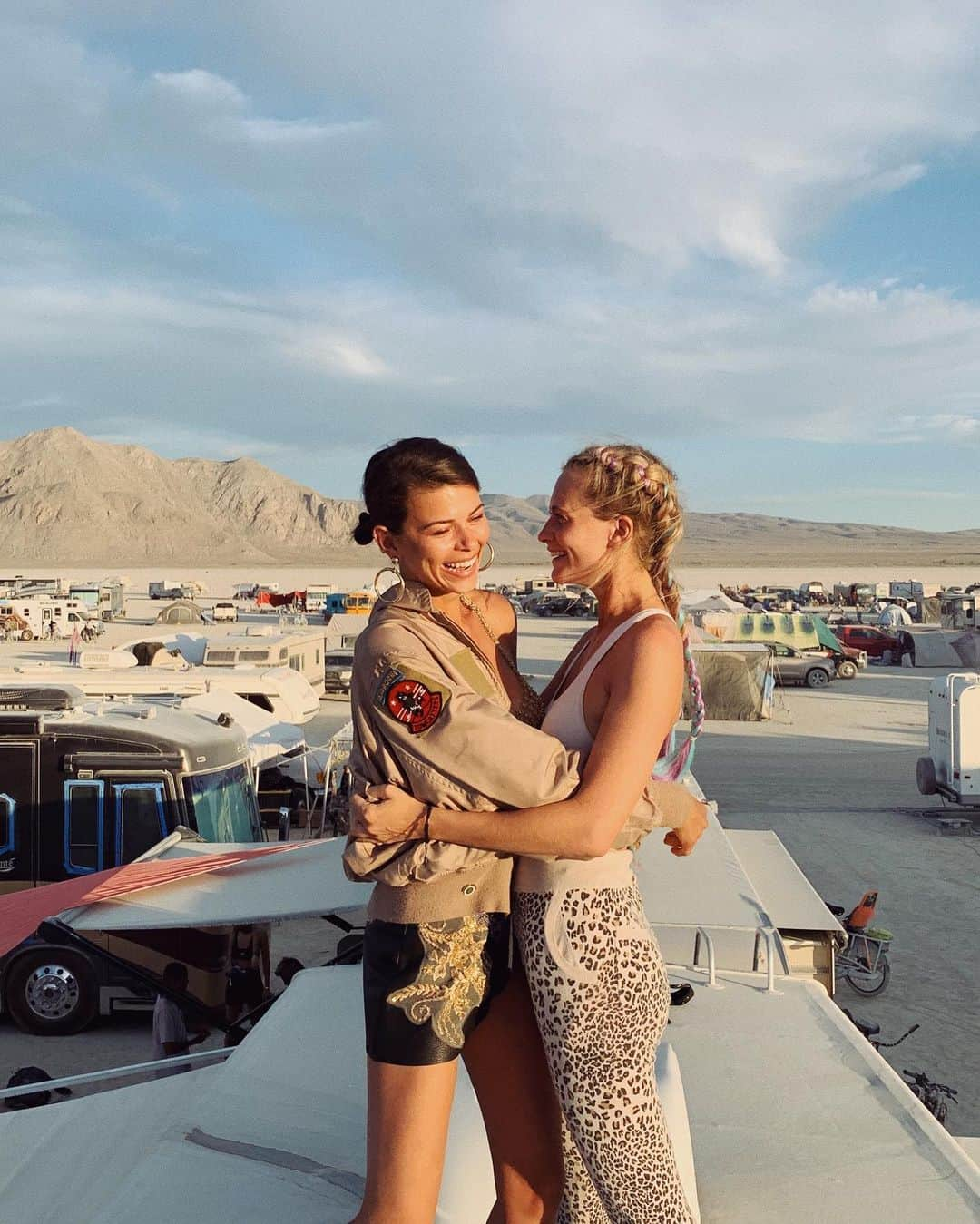 ジョージア・フォウラーさんのインスタグラム写真 - (ジョージア・フォウラーInstagram)「Pops took me to the Playa 💛🚀⚡️eternally grateful 🙏🏼🌚🧚🏼‍♀️」9月4日 3時28分 - georgiafowler