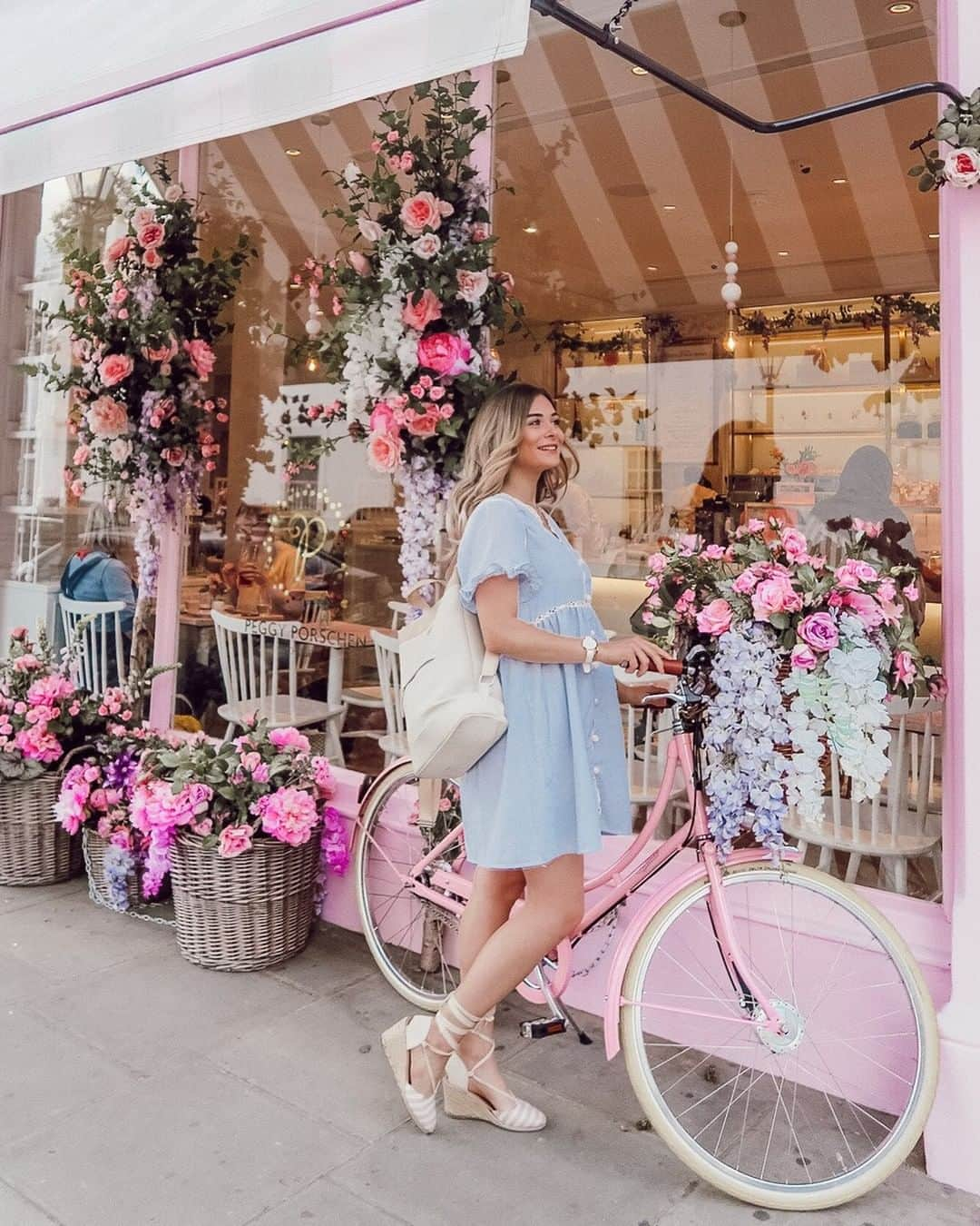 Kapten & Sonさんのインスタグラム写真 - (Kapten & SonInstagram)「'Let us live like flowers – wild, beautiful and drenched in sun!' 🌸 @madamelena_ wears our beautiful Umea Sandstone! ✨ #bekapten #kaptenandson⁠ .⁠ .⁠ .⁠ #backpack #londonvibes #london #passportpassion #takemethere #flowers #travelgram #traveladdicted #travelgoals」9月4日 3時30分 - kaptenandson