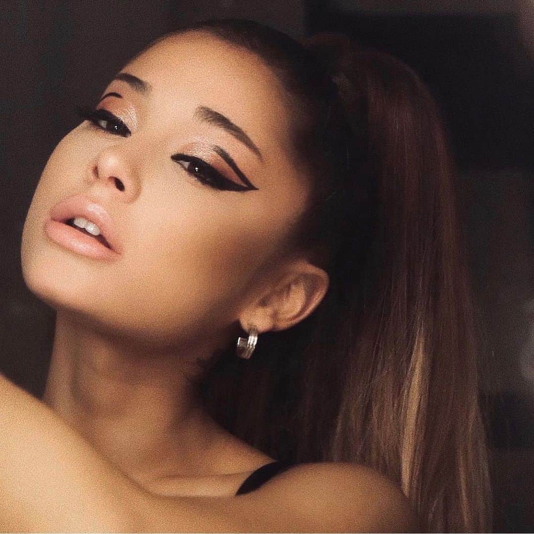 Alfredo Floresのインスタグラム：「📸 @arianagrande」