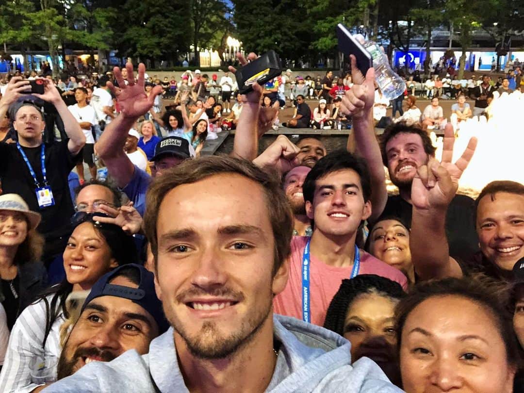ダニール・メドベージェフのインスタグラム：「I know it’s been a couple of crazy matches...but in all seriousness, I ❤ you guys!  I love playing here and really look forward to the semi-final💪@usopen // Я знаю .... эти несколько дней получились сумасшедшими, но если серьёзно, то я вас ❤️ мне нравится играть на @usopen, с нетерпением жду полуфинала」