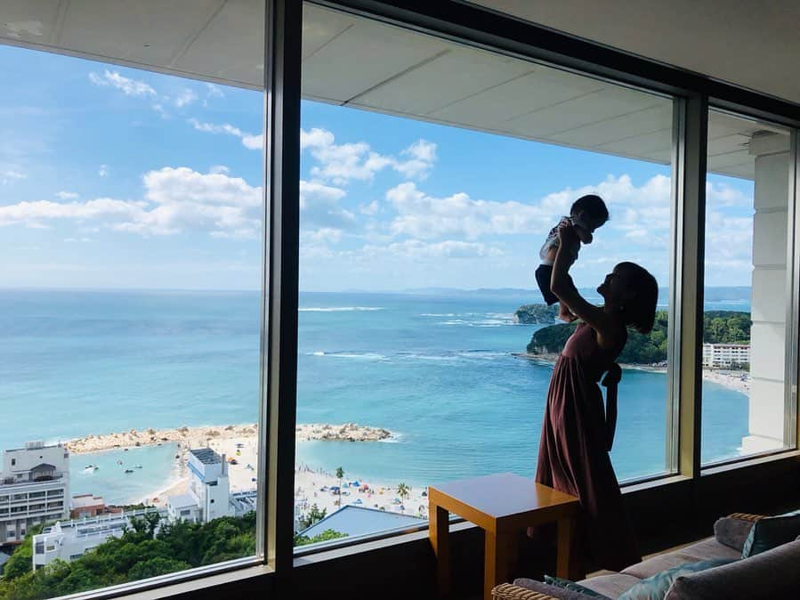 右田里沙(木村里沙) のインスタグラム：「屋上のラウンジから✨ お部屋からの景色も絶景でした🥺☀️ 加工なしでこの綺麗さ！白浜ってこんなに綺麗だったのね😳☀️ プール、温泉とホテル内で満喫出来るの子連れには本当有り難い😂 哺乳瓶洗うブラシ、洗剤、哺乳瓶干し、おむつゴミ箱、ベビーソープ、子供用おもちゃ、踏み台、補助便座、ベッドガード、ゲージとかがお部屋に揃っててびっくりした😳 綺麗に陳列してあるベビーグッズ見てわああ感動🥺ってなった。笑 ベビープランかなりオススメ💞 お食事のビュッフェも美味しくて大満足でした🥺❤️」