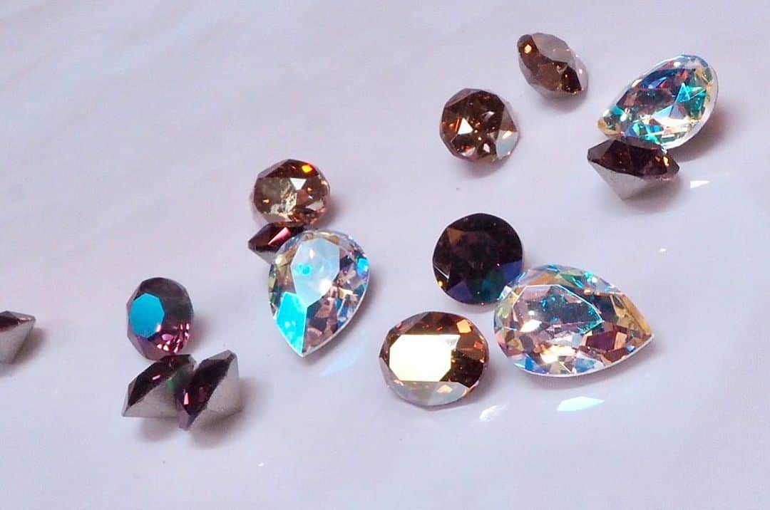 山名未紗さんのインスタグラム写真 - (山名未紗Instagram)「【お知らせ📢】﻿ ﻿ 世界中で愛されている スワロフスキー﻿ ネイリストはもちろん多くの女性が﻿ その美しさに魅力される﻿…✨ ﻿ ﻿ “ swarovski crystals “ から﻿ ﻿ なんと！！！﻿ 山名未紗 プロデュース ﻿ スペシャルコーティングカラー Crystal が﻿ 発売されることが決定いたしました‼️﻿ ﻿ ﻿ 9月17日発売スタート🎉﻿ 全国の @nailpartner ネイルパートナー﻿ オンラインショップより限定発売されます💎✨﻿ ﻿ ﻿ 【山名未紗 モデル】﻿ ★amulet（アミュレット）﻿ SW 1088 Vｶｯﾄ SS29 amulet 7粒﻿ ﻿ ★ divine （ディバイン）﻿ SW 4120ｵｰﾊﾞﾙ 8*6mm divine 4粒﻿ ﻿ ★ noble （ノーベル）﻿ SW 4320ﾍﾟｱ 10*7mm noble 3粒﻿ ﻿ ﻿ ★アソートセット﻿ 51173　SW yamana's select 6粒﻿ ﻿ ﻿ スワロフスキーを長年愛用しており﻿ このようにアイテムに携わることができ﻿ とても光栄に思います😌✨✨﻿ ﻿ 使い方などもUPしていきますので﻿ 9月17日までもうしばらくお待ちください✨」9月4日 9時12分 - misa_yamana