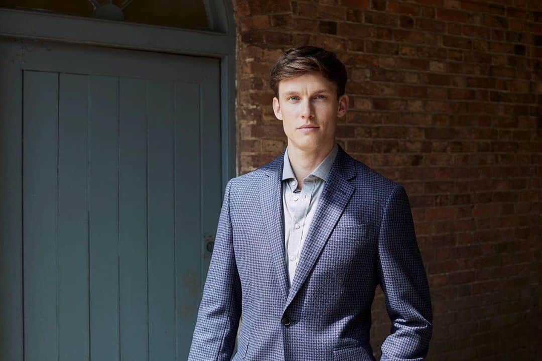 チェスターバリーのインスタグラム：「The eminently affordable Chester by Chester Barrie’s AW19 Range is now available online! Head to our website to discover a mix of style and versatility that our customers have come to expect. . Highlights include our Houndstooth Jacket which is designed to suit all occasions and made from wool with just a hint of silk to add lustre. A great option for a slightly more dressed-down approach at work or an evening out and you want to make a good impression. . . .  #ChesterBarrie #ChesterByChesterBarrie #AW19 #AutumnWinter19 #Autumn #Winter #NewIn #New #ShopTheLook #CBstyle #TailoredToFit #SavileRow #MenWithStyle#Fashion #MensStyle #Style #Tailoring #Menswear #Jacket #MensFashion #BritishFashion #MensLifestyle #London #NewCollection #Flannel #Cloths #Tweed #Fabric #British #Italian」