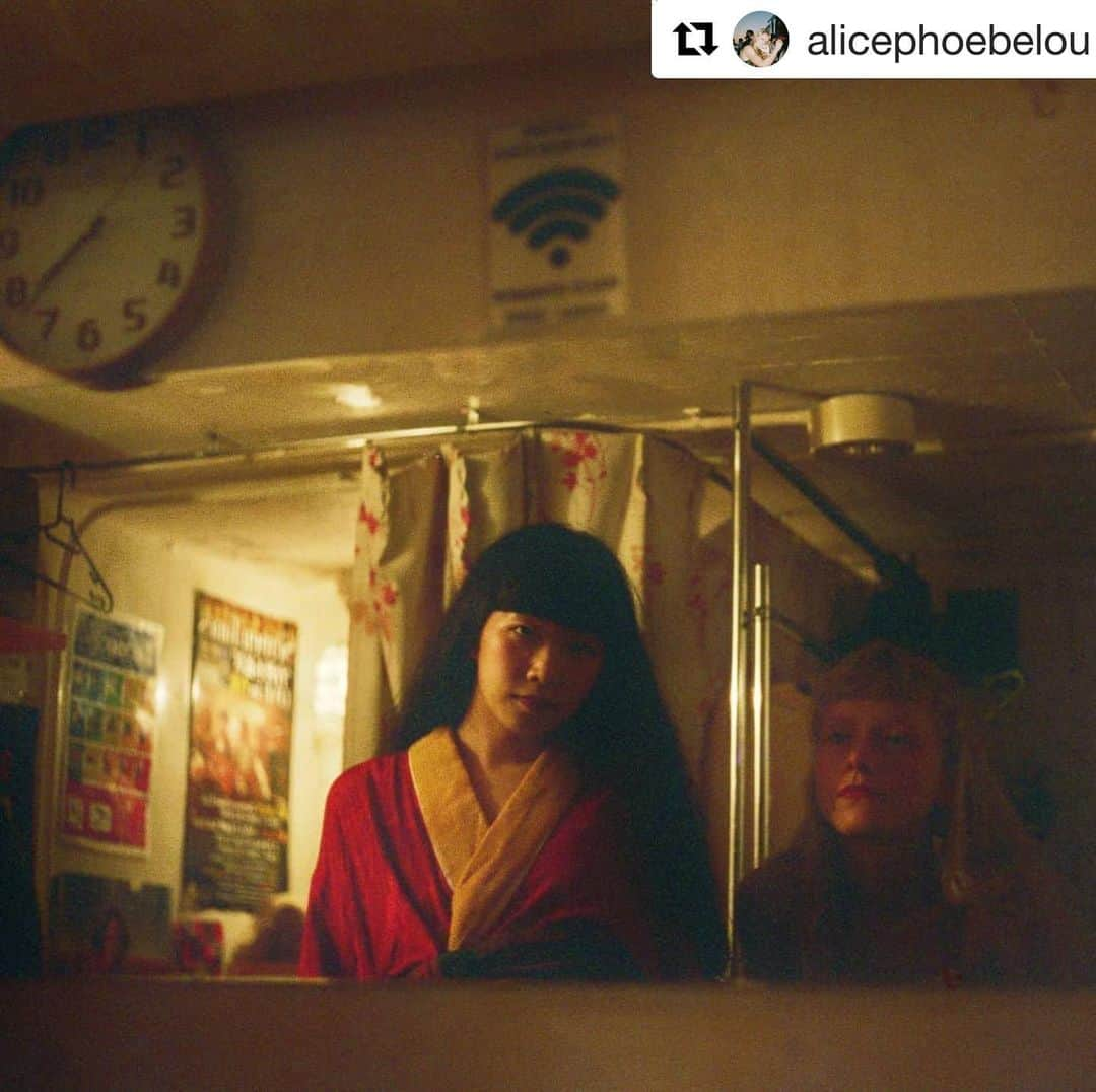 青葉市子さんのインスタグラム写真 - (青葉市子Instagram)「#Repost @alicephoebelou with @get_repost ・・・ myself & @ichikoaoba in the mirror before an other worldly collaborative show we played in tokyo 💛」9月4日 3時58分 - ichikoaoba