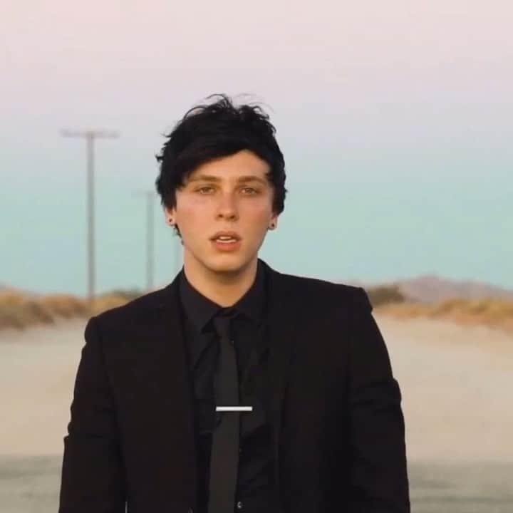キートン・ストロンバーグのインスタグラム：「Don’t Go Music Video Premiering NOW On YouTube!! LINK IN BIO」