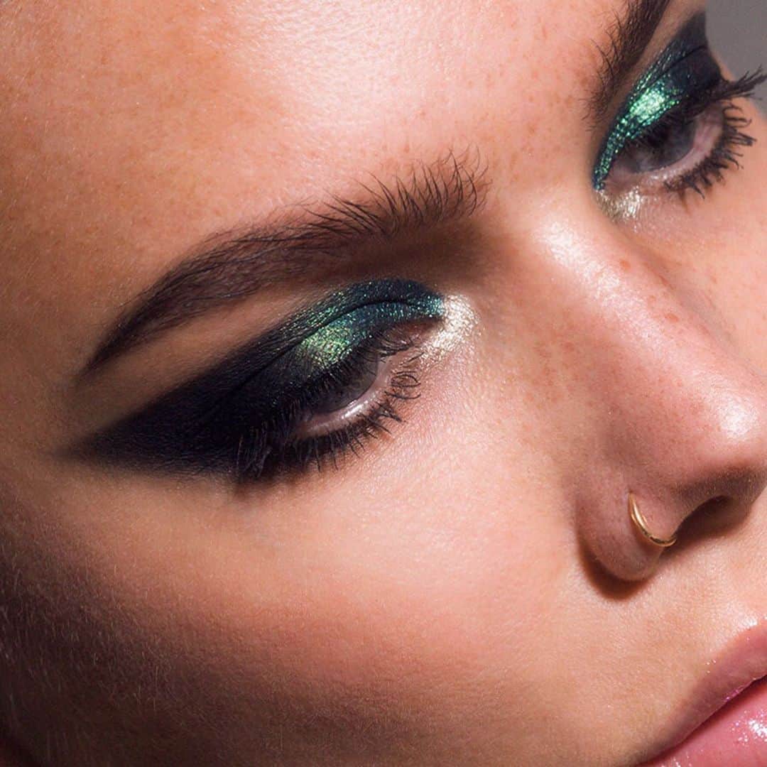 Linda Hallbergさんのインスタグラム写真 - (Linda HallbergInstagram)「Emerald green has always been one of my absolute favourite colors. Any one else who loves green?  Products used for this look: Base @lindahallbergcosmetics Infinity Palette – Virgio, Maffei @lindahallbergcosmetics Infinity Filter Light @lindahallbergcosmetics Fantastick Lipstick Golstone (as blush) @lindahallbergcosmetics Fantastick Lipstick Extra as highlighter  Eyes @lindahallbergcosmetics Avoir Flash Crayon @lindahallbergcosmetics Infinity Palette – Fornax @lindahallbergcosmetics Zhao Flash Crayon @lindahallbergcosmetics Black Core Crayon @urbandecaycosmetics Troublemaker mascara  Lips @lindahallbergcosmetics Fantastick Lipstick Extra」9月4日 4時00分 - lindahallberg