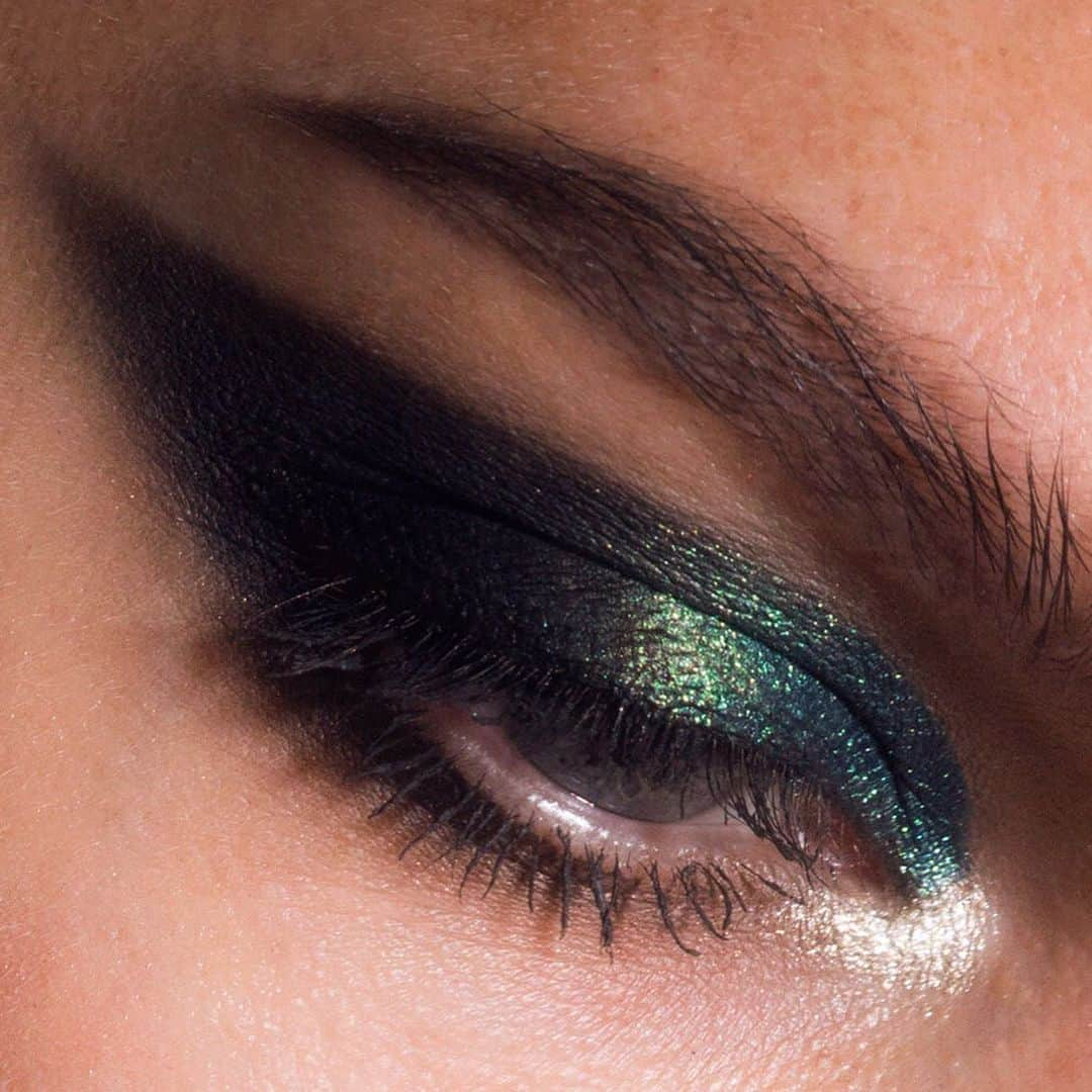 Linda Hallbergさんのインスタグラム写真 - (Linda HallbergInstagram)「Emerald green has always been one of my absolute favourite colors. Any one else who loves green?  Products used for this look: Base @lindahallbergcosmetics Infinity Palette – Virgio, Maffei @lindahallbergcosmetics Infinity Filter Light @lindahallbergcosmetics Fantastick Lipstick Golstone (as blush) @lindahallbergcosmetics Fantastick Lipstick Extra as highlighter  Eyes @lindahallbergcosmetics Avoir Flash Crayon @lindahallbergcosmetics Infinity Palette – Fornax @lindahallbergcosmetics Zhao Flash Crayon @lindahallbergcosmetics Black Core Crayon @urbandecaycosmetics Troublemaker mascara  Lips @lindahallbergcosmetics Fantastick Lipstick Extra」9月4日 4時00分 - lindahallberg